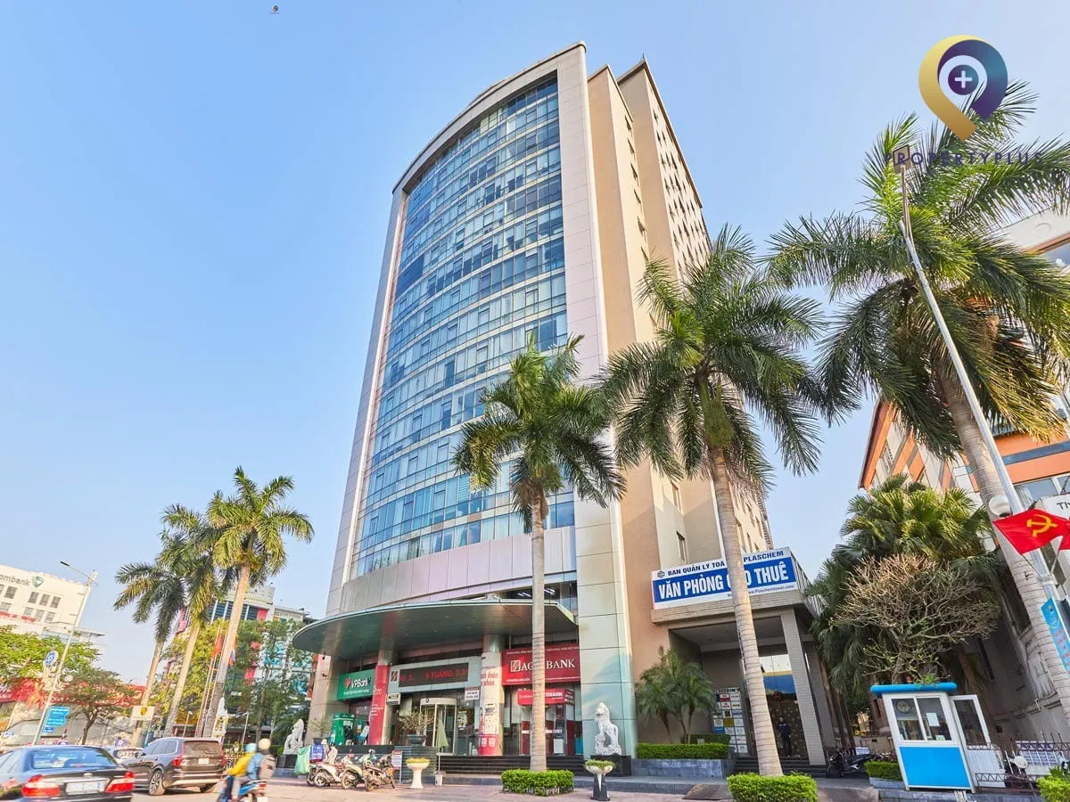 Toàn cảnh tòa nhà Plaschem Tower nhìn từ góc đường.